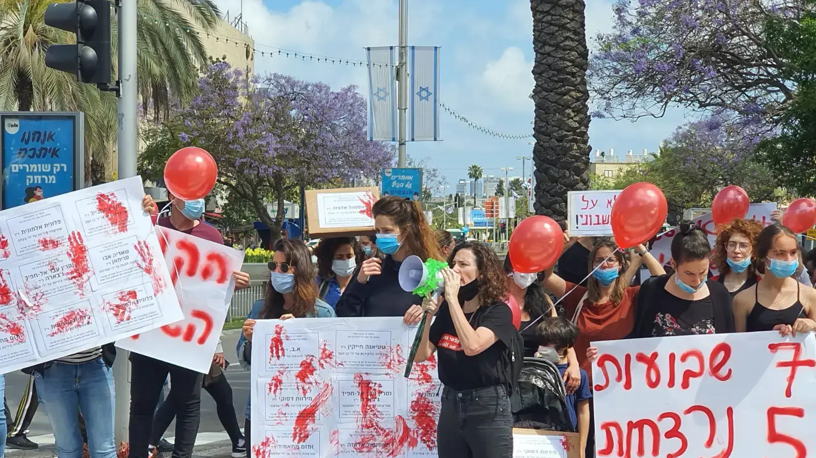 מאות הפגינו ברחבי הארץ נגד תופעת רצח הנשים, 6 במאי 2020
חולון מאות הפגינו ברחבי הארץ נגד תופעת רצח הנשים, 6 במאי 2020
חולון