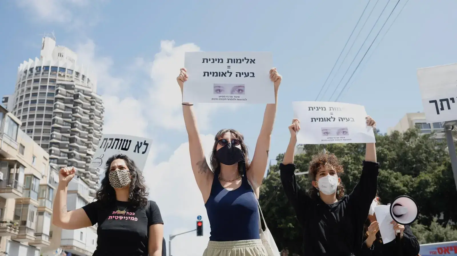 מאות הפגינו ברחבי הארץ נגד תופעת רצח הנשים, 6 במאי 2020
תל אביב מאות הפגינו ברחבי הארץ נגד תופעת רצח הנשים, 6 במאי 2020
תל אביב
