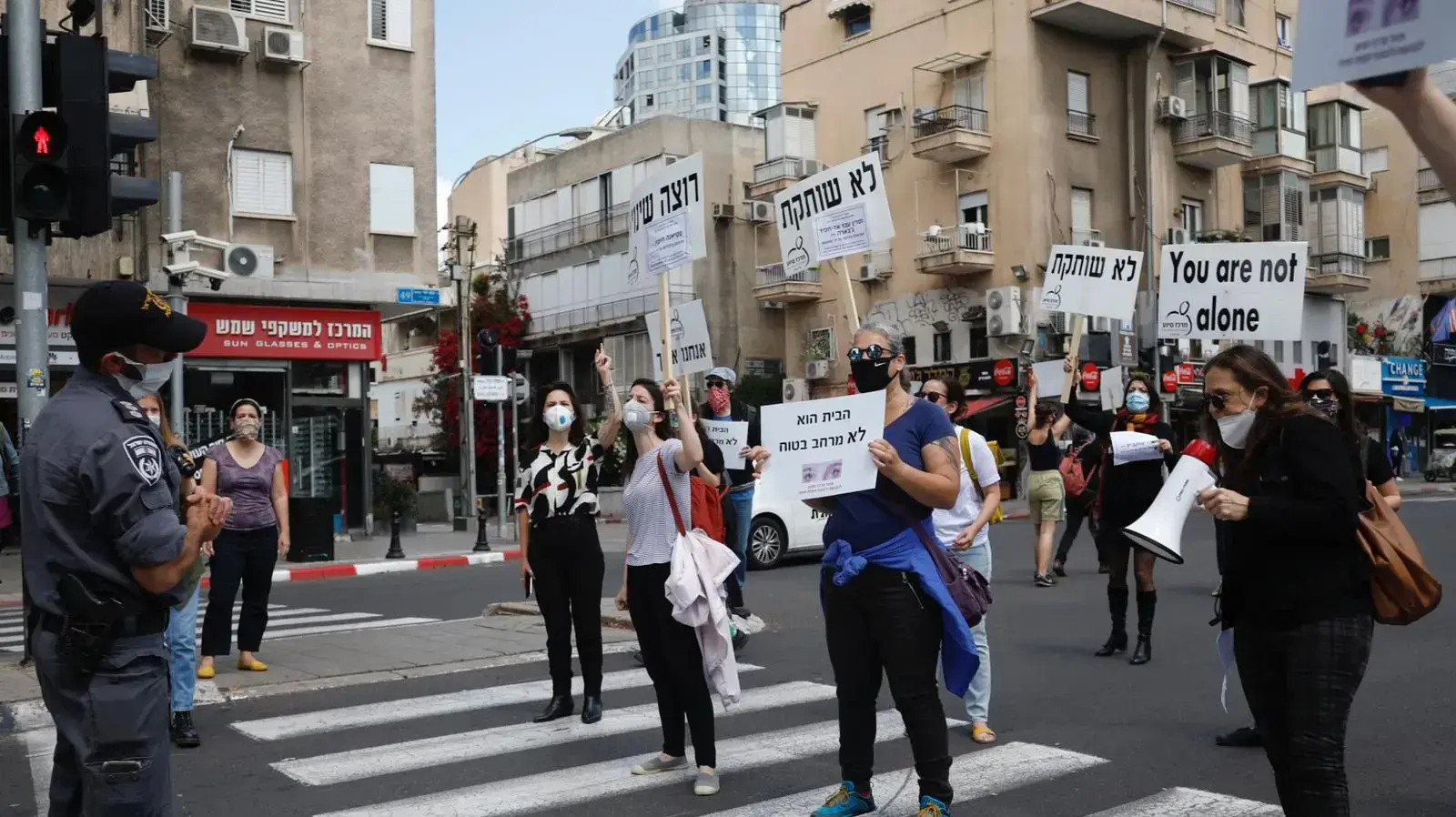 מאות הפגינו ברחבי הארץ נגד תופעת רצח הנשים, 6 במאי 2020
תל אביב מאות הפגינו ברחבי הארץ נגד תופעת רצח הנשים, 6 במאי 2020
תל אביב