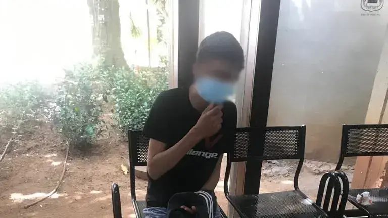 נער שנעצר על ידי המשטרה