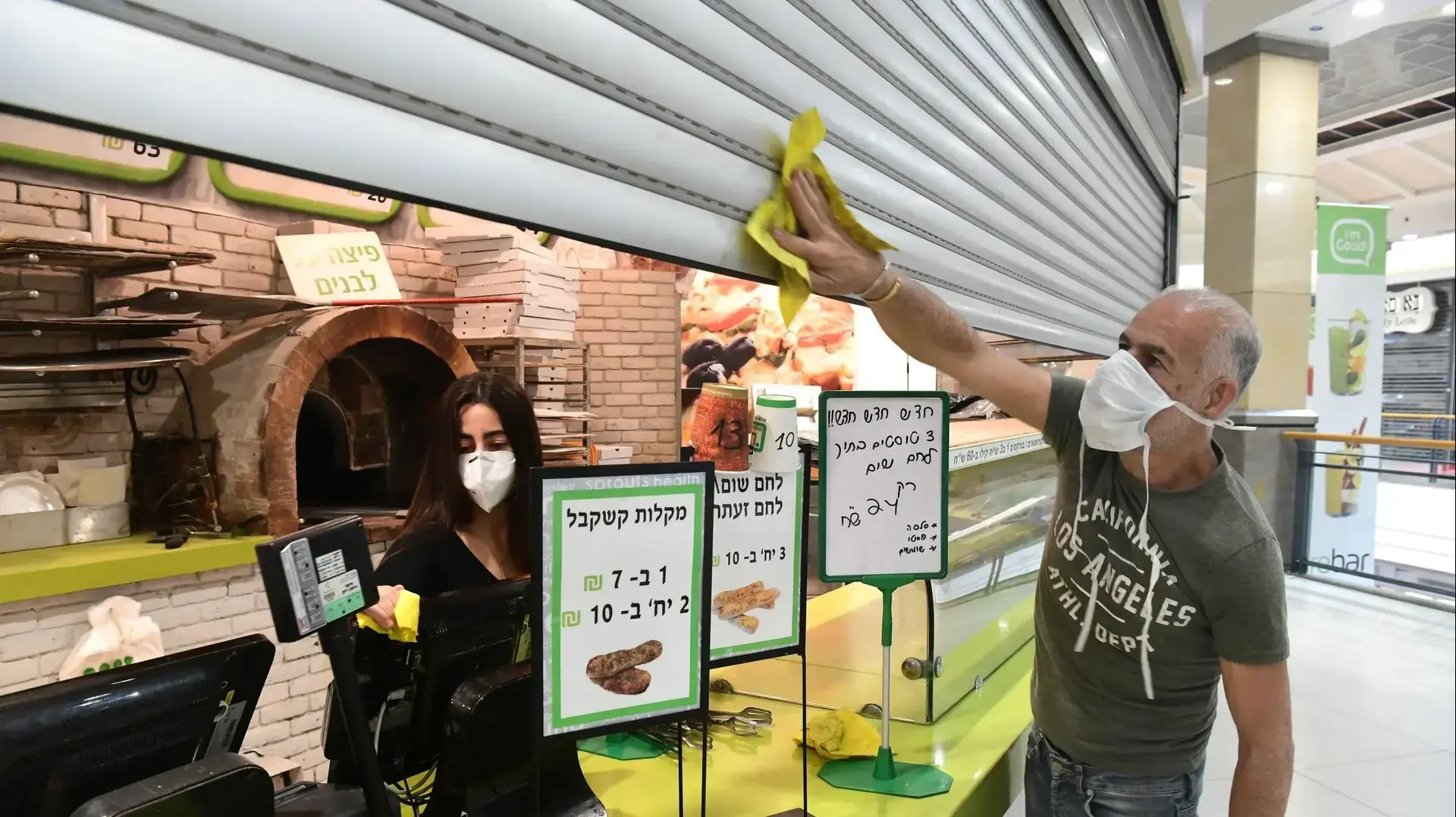 הכנות לקראת פתיחת הקניונים אחרי הקורונה, קניון בעופר בפתח תקווה, 6 במאי 2020 הכנות לקראת פתיחת הקניונים אחרי הקורונה, קניון בעופר בפתח תקווה, 6 במאי 2020