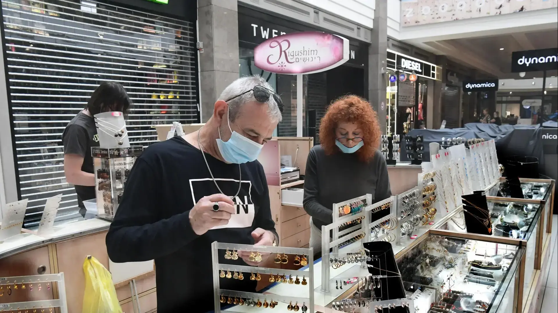 הכנה לפתיחת הקניון הגדול בפתח תקוה לאחר החלטת הממשלה לאשר פתיחה ברקע נגיף הקורונה 6 במאי 2020 הכנה לפתיחת הקניון הגדול בפתח תקוה לאחר החלטת הממשלה לאשר פתיחה ברקע נגיף הקורונה 6 במאי 2020