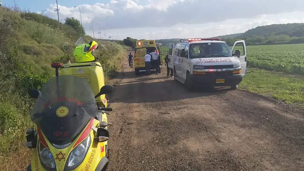 זירת התאונה בשטח פתוח ליד קיבוץ הסוללים בעמק יזרעאל בה התהפך טרקטורון ונהרג צעיר בן 25 זירת התאונה בשטח פתוח ליד קיבוץ הסוללים בעמק יזרעאל בה התהפך טרקטורון ונהרג צעיר בן 25