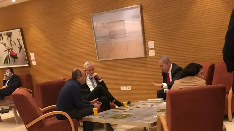 ראש הממשלה בנימין נתניהו, יו"ר כחול לבן בני גנץ וח"כ אבי ניסנקורן בהתייעצות, ב-6 במאי 2020 ראש הממשלה בנימין נתניהו, יו"ר כחול לבן בני גנץ וח"כ אבי ניסנקורן בהתייעצות, ב-6 במאי 2020