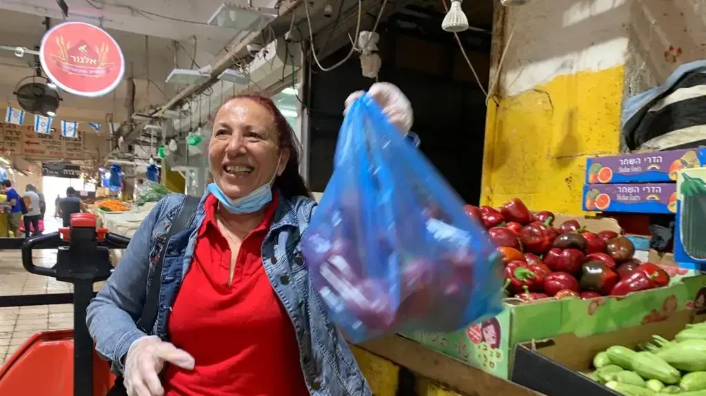 אילנה לוי, בת 73 משכונת נווה שאנן, בשוק תלפיות בחיפה. 07 במאי 2020 אילנה לוי, בת 73 משכונת נווה שאנן, בשוק תלפיות בחיפה. 07 במאי 2020