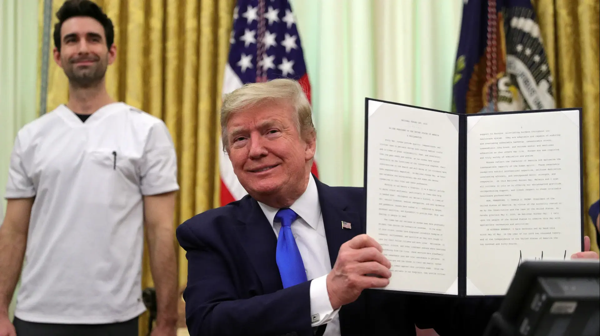 נשיא ארה"ב, דונלד טראמפ במהלך טקס הוקרה לצוותים הרפואיים בבית הלבן 6 במאי 2020 נשיא ארה"ב, דונלד טראמפ במהלך טקס הוקרה לצוותים הרפואיים בבית הלבן 6 במאי 2020