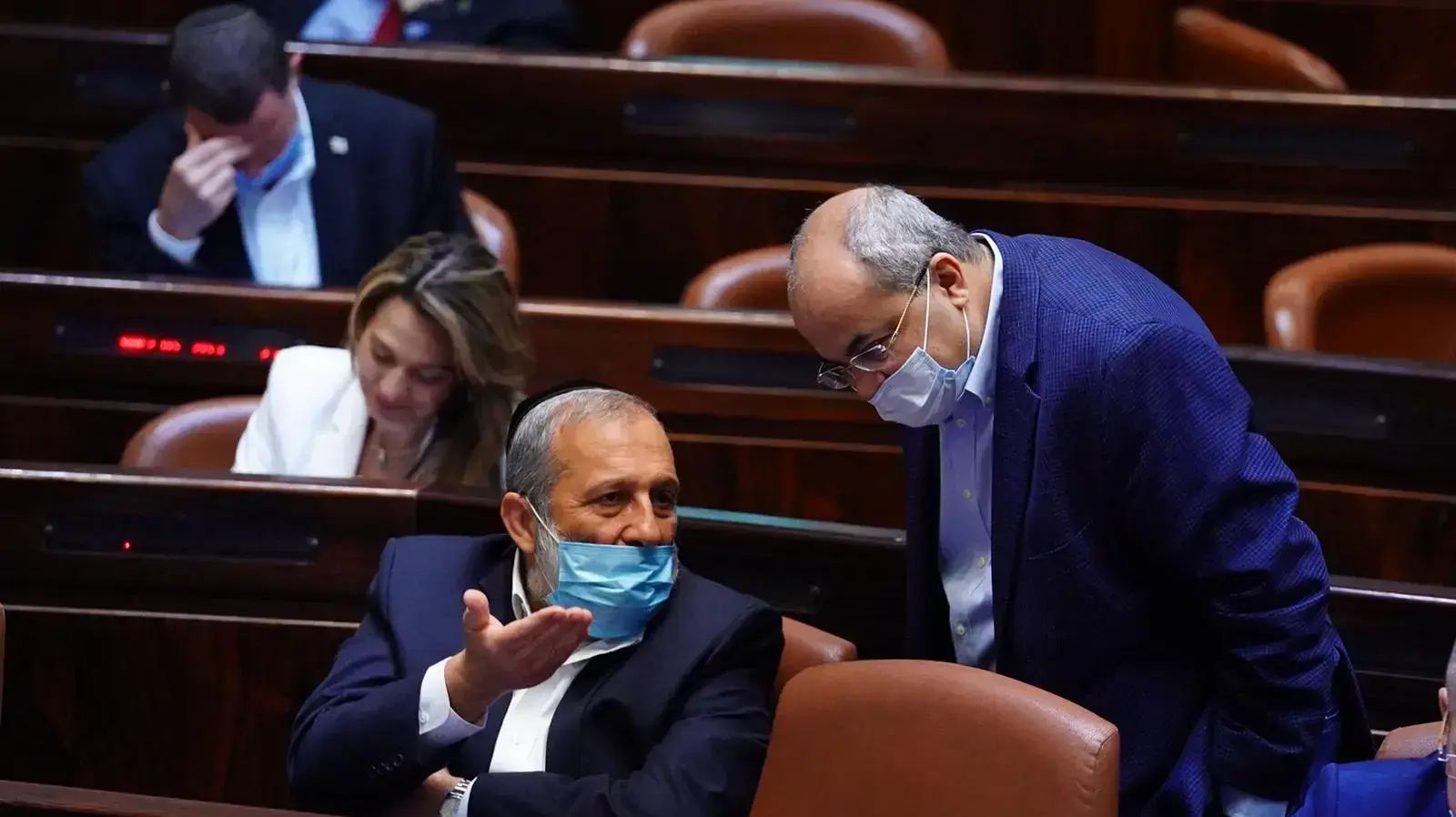 חברי הכנסת אריה דרעי (ש"ס) ואחמד טיבי (תע"ל) במהלך כינוס מליאת הכנסת במסגרת הצבעה על חוק הרוטציה 7 במאי 2020 חברי הכנסת אריה דרעי (ש"ס) ואחמד טיבי (תע"ל) במהלך כינוס מליאת הכנסת במסגרת הצבעה על חוק הרוטציה 7 במאי 2020