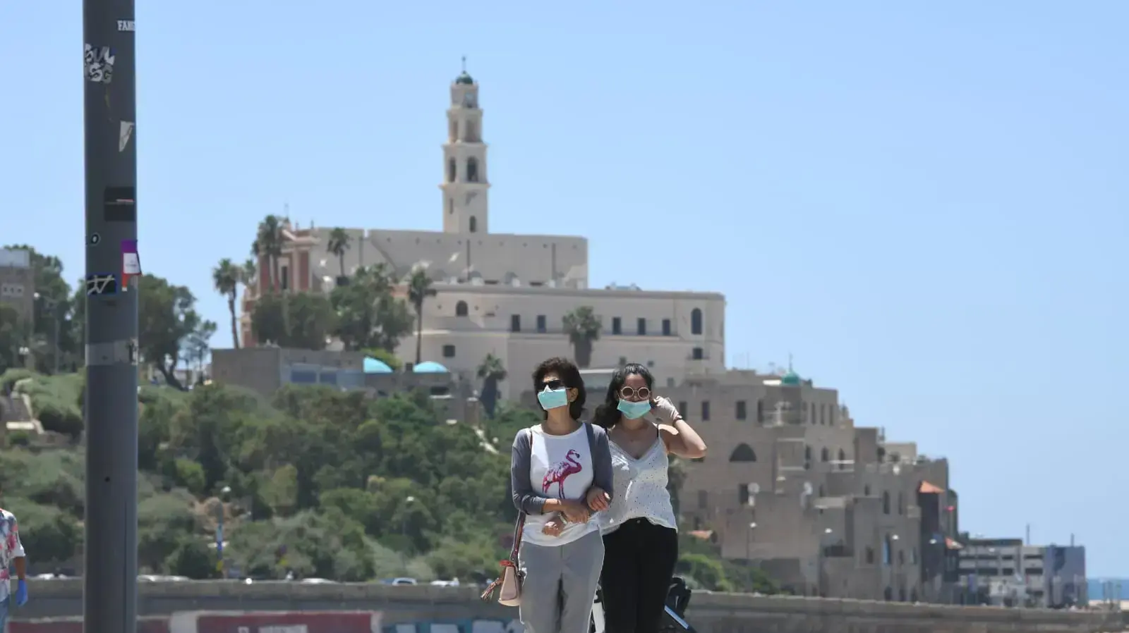 עוטים מסכה לצורך התגוננות מנגיף הקורונה סמוך לחופי תל אביב 7 במאי 2020 עוטים מסכה לצורך התגוננות מנגיף הקורונה סמוך לחופי תל אביב 7 במאי 2020