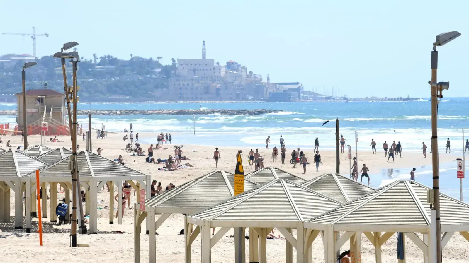 מבלים בחוף הים של תל אביב, 7 במאי 2020 מבלים בחוף הים של תל אביב, 7 במאי 2020