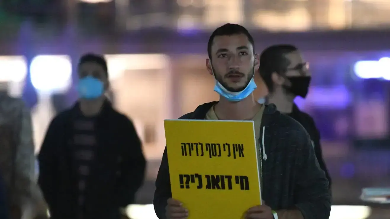 הפגנת סטודנטים נגד הממשלה על הרעה בתנאי הסטודנטים בתקופת הקורונה, רחבת הבימה, תל אביב, 7 במאי 2020 הפגנת סטודנטים נגד הממשלה על הרעה בתנאי הסטודנטים בתקופת הקורונה, רחבת הבימה, תל אביב, 7 במאי 2020