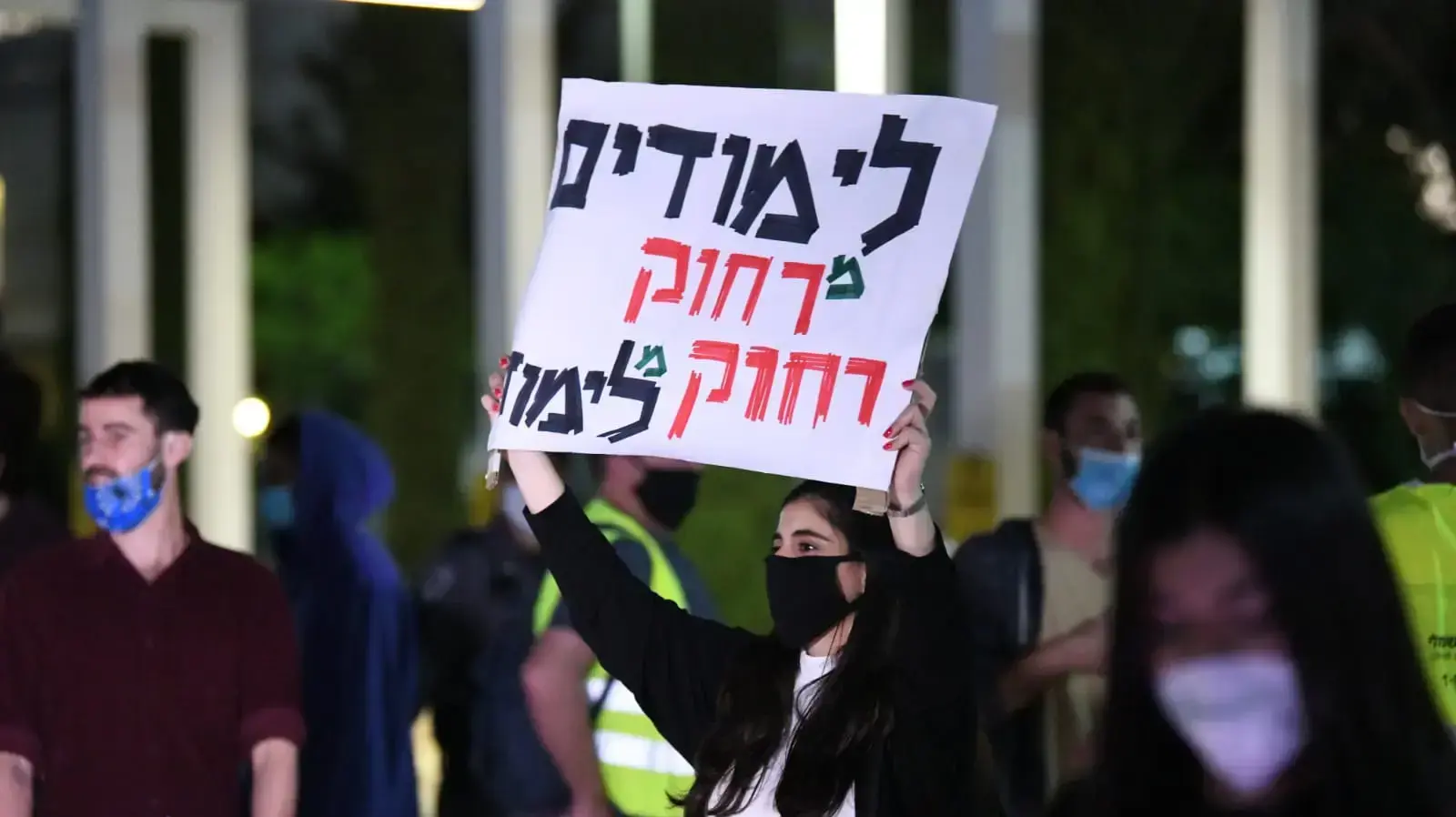 הפגנת סטודנטים נגד הממשלה על הרעה בתנאי הסטודנטים בתקופת הקורונה, רחבת הבימה, תל אביב, 7 במאי 2020 הפגנת סטודנטים נגד הממשלה על הרעה בתנאי הסטודנטים בתקופת הקורונה, רחבת הבימה, תל אביב, 7 במאי 2020