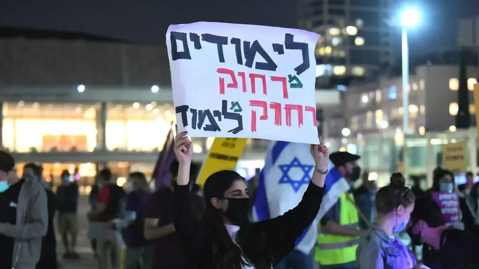 הפגנת סטודנטים נגד הממשלה על הרעה בתנאי הסטודנטים בתקופת הקורונה, רחבת הבימה, תל אביב, 7 במאי 2020 הפגנת סטודנטים נגד הממשלה על הרעה בתנאי הסטודנטים בתקופת הקורונה, רחבת הבימה, תל אביב, 7 במאי 2020