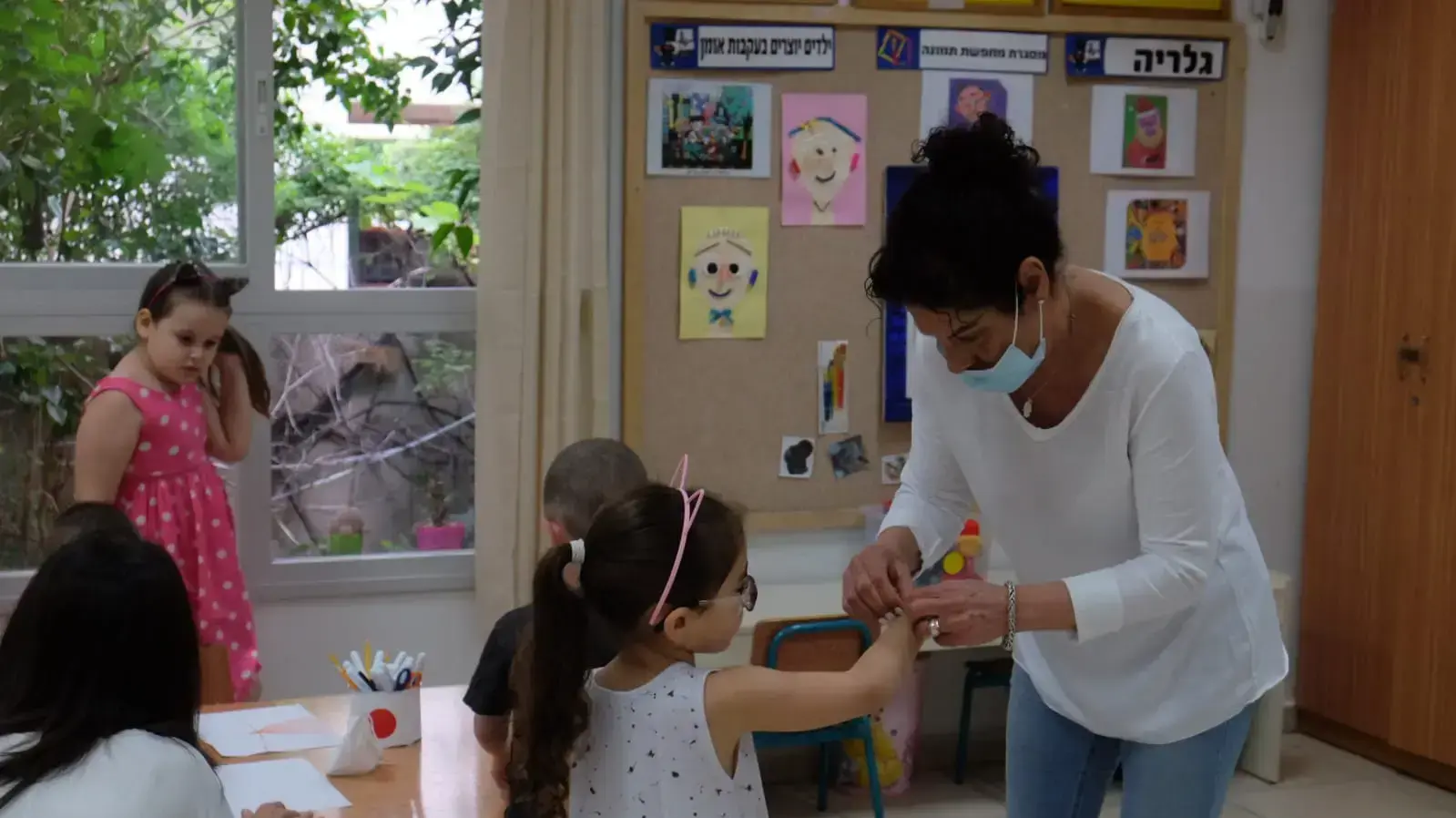 ילדים חוזרים לשגרה בגן דפנה, גבעתיים, 10 במאי 2020