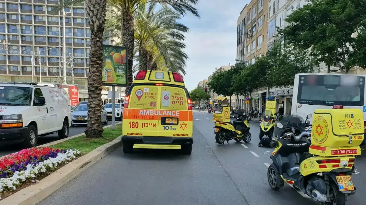 זירת תאונת הדרכים ברחוב אבן גבירול בתל אביב זירת תאונת הדרכים ברחוב אבן גבירול בתל אביב