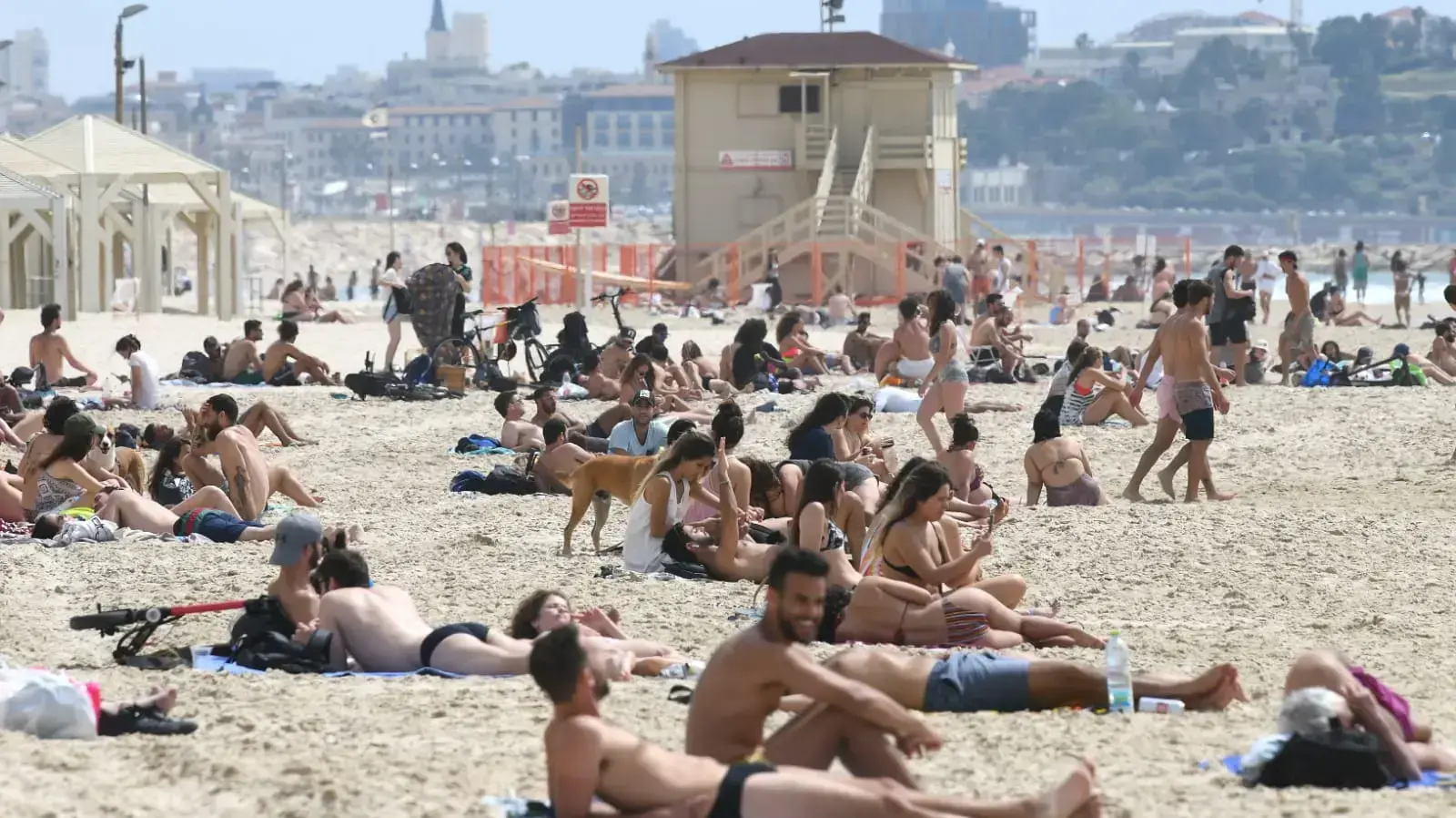 מתרחצים מבלים בחוף הים, תל אביב, 11 במאי 2020
