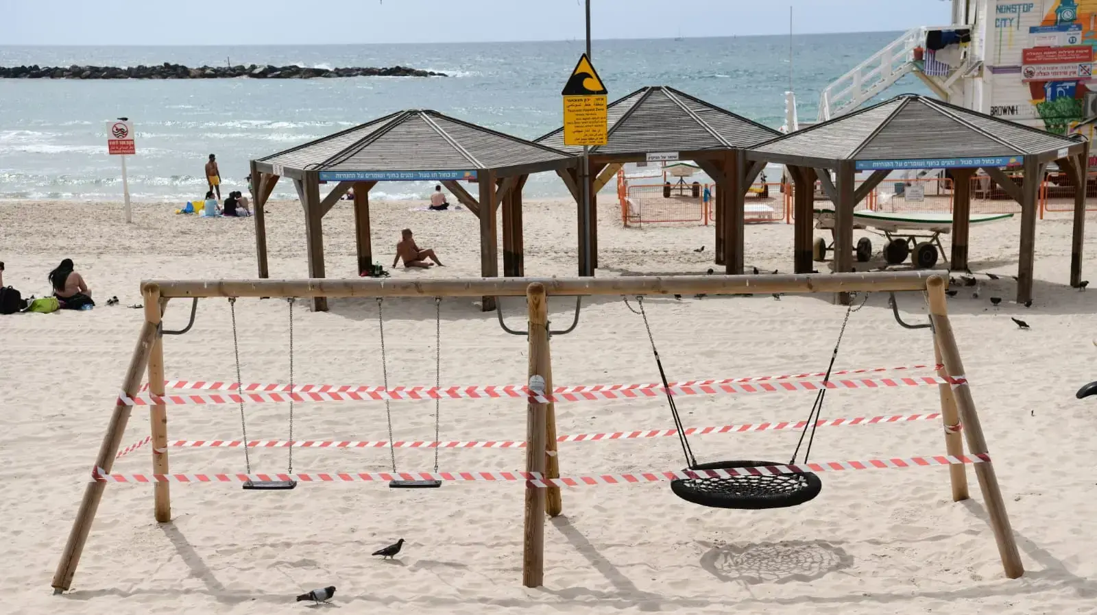 מתקני כושר סגורים בחוף הים, תל אביב, 11 במאי 2020 מתקני כושר סגורים בחוף הים, תל אביב, 11 במאי 2020