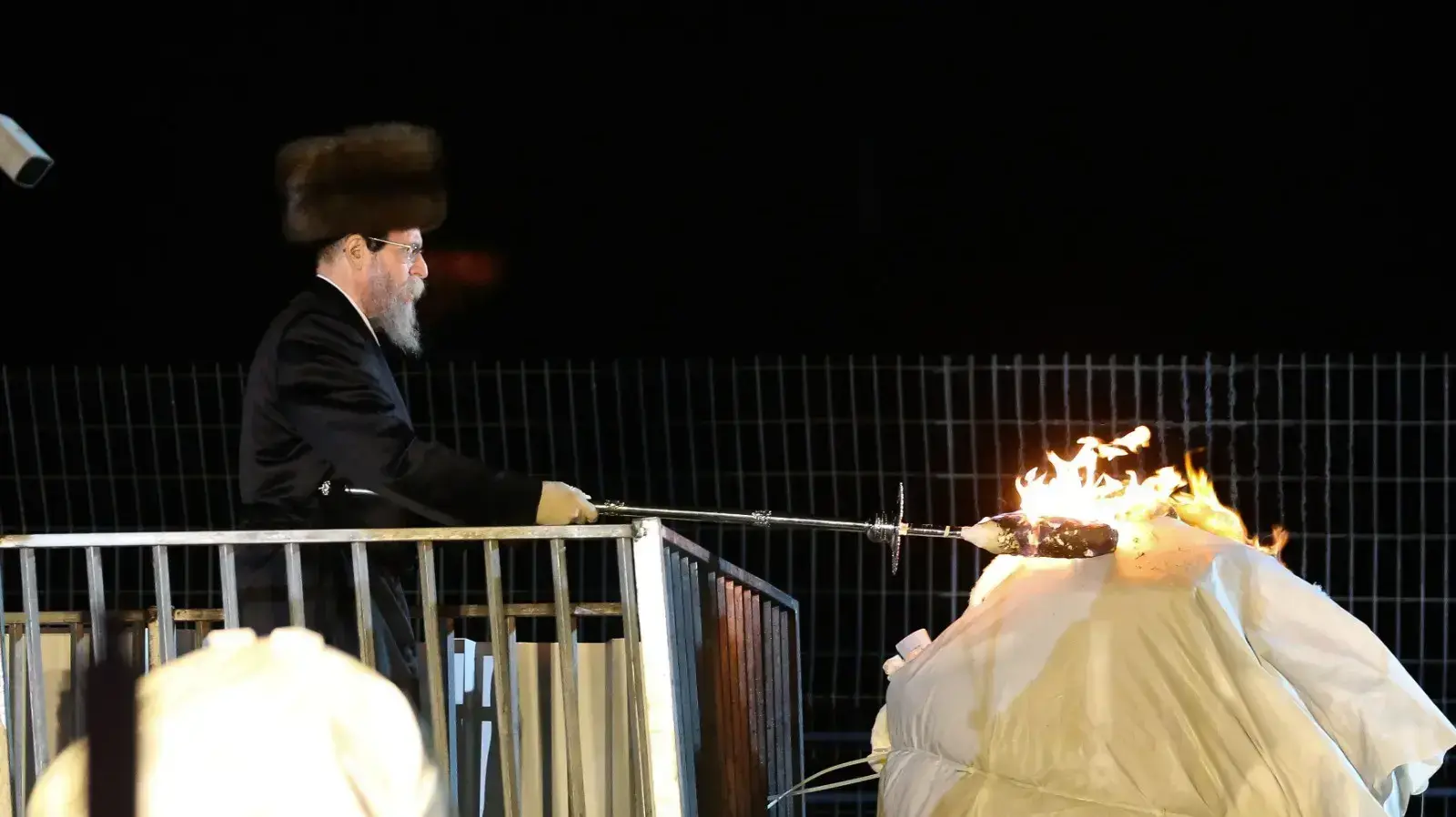 הדלקת מדורות ל"ג בעומר בקבר הרשב"י, מירון, 11 במאי 2020