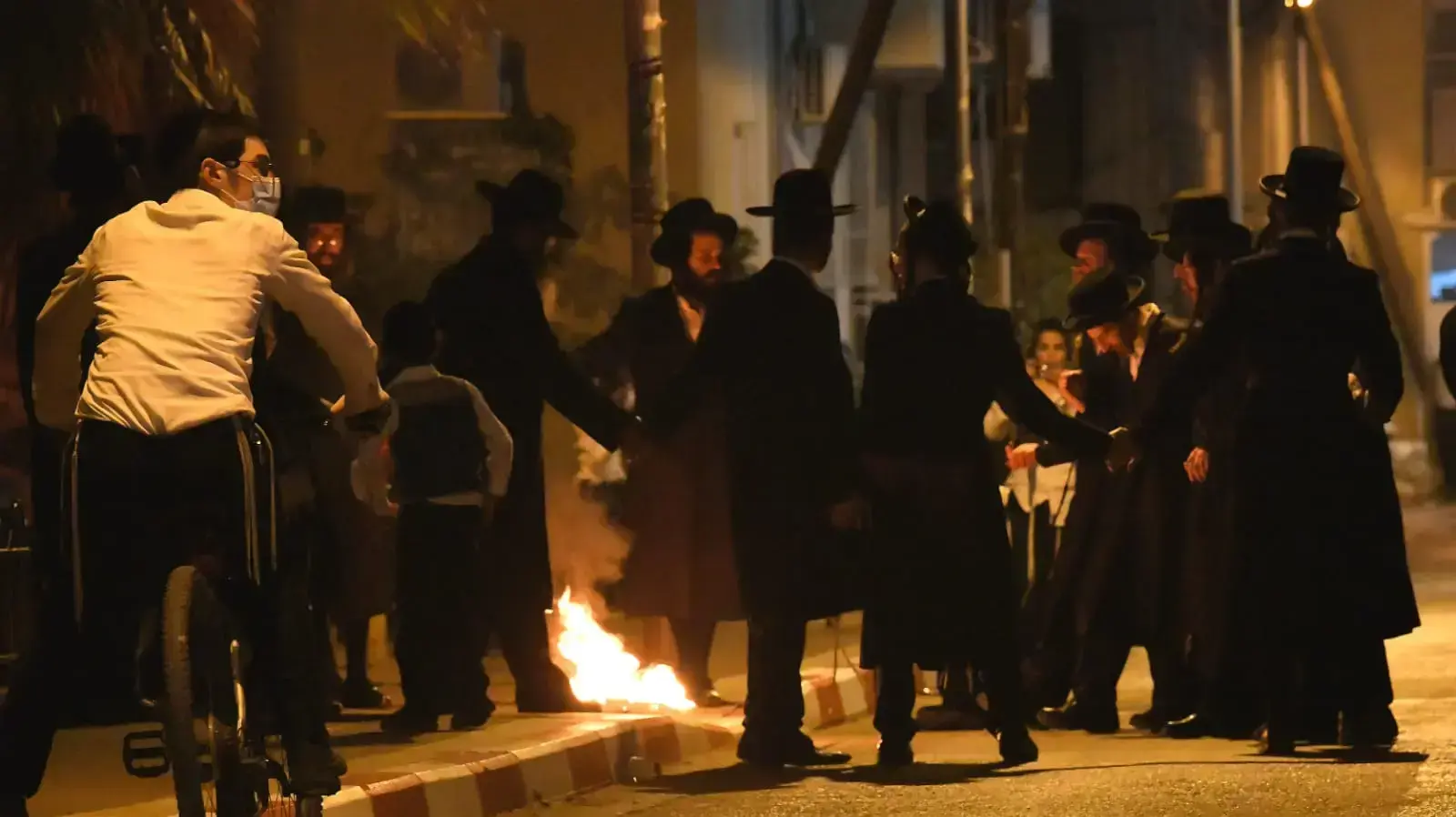מדורות ל"ג בעומר, בני ברק, 11 במאי 2020 מדורות ל"ג בעומר, בני ברק, 11 במאי 2020