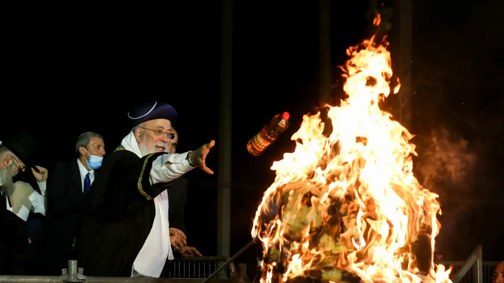 הרב הראשי שלמה עמאר בהדלקת מדורות ל"ג בעומר בקבר הרשב"י, מירון, 11 במאי 2020