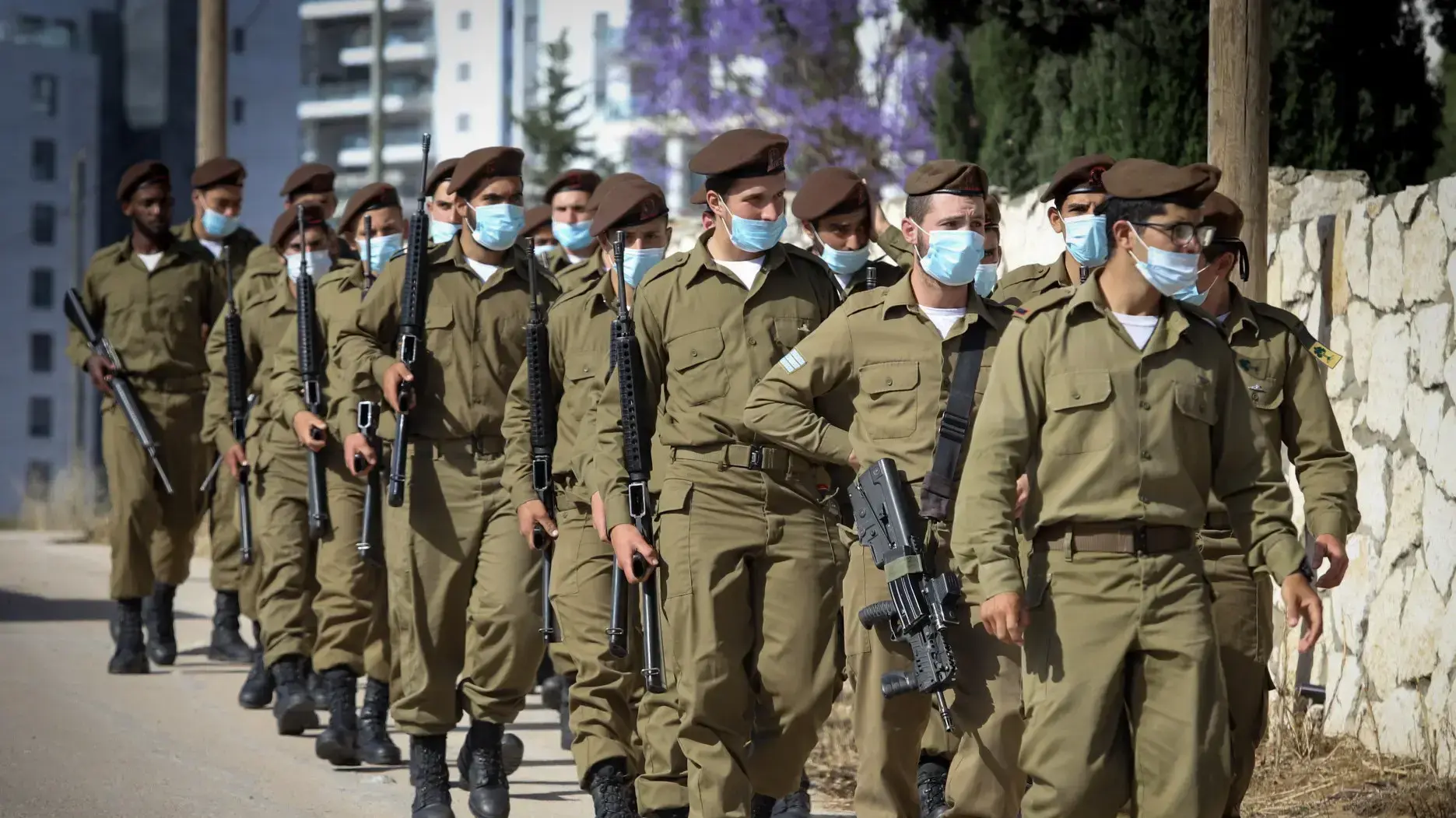 חיילי גולני במהלך הלוויתו של החייל עמית בן יגאל בבית העלמין באר יעקב 12 במאי 2020 חיילי גולני במהלך הלוויתו של החייל עמית בן יגאל בבית העלמין באר יעקב 12 במאי 2020