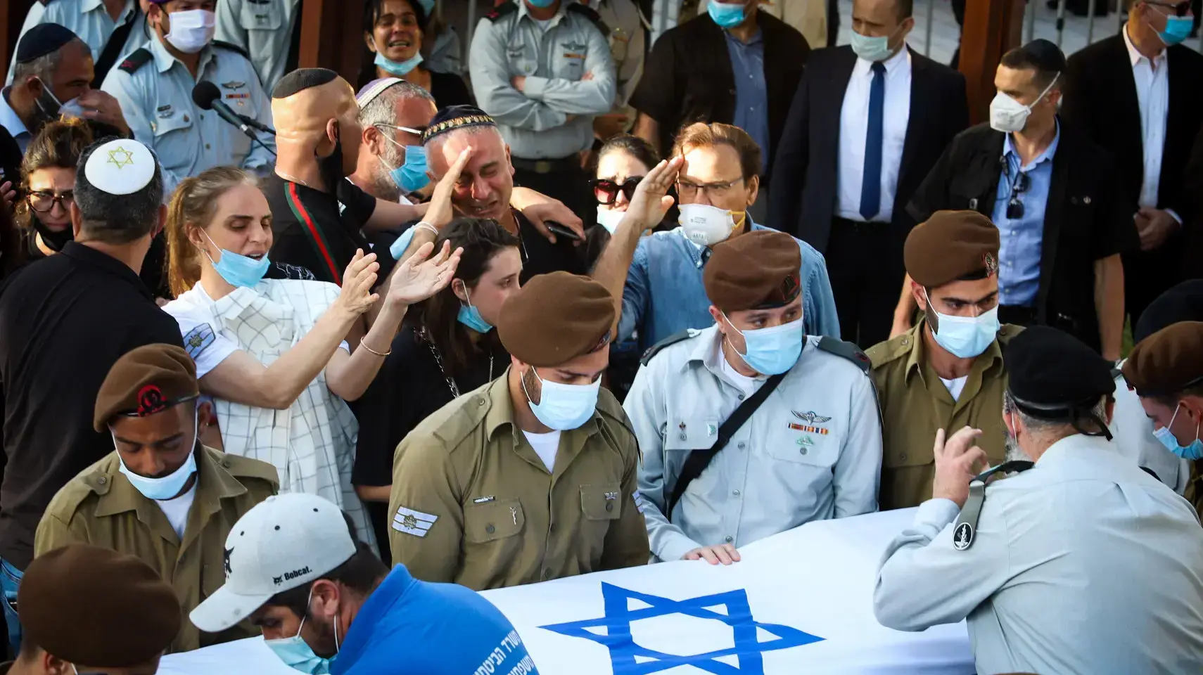 הלוויתו של החייל עמית בן יגאל בבית העלמין באר יעקב 12 במאי 2020 הלוויתו של החייל עמית בן יגאל בבית העלמין באר יעקב 12 במאי 2020