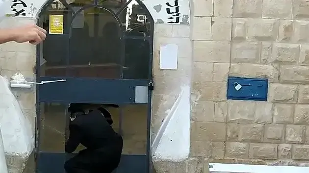 מאות אנשים פורצים לתוך מתחם הקבר במירון 12 במאי 2020 מאות אנשים פורצים לתוך מתחם הקבר במירון 12 במאי 2020