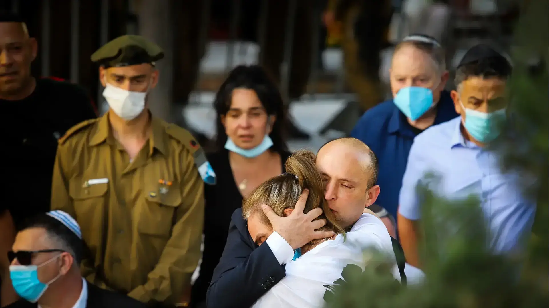 שר הביטחון, נפתלי בנט במהלך הלוויתו של החייל עמית בן יגאל בבית העלמין באר יעקב 12 במאי 2020 שר הביטחון, נפתלי בנט במהלך הלוויתו של החייל עמית בן יגאל בבית העלמין באר יעקב 12 במאי 2020