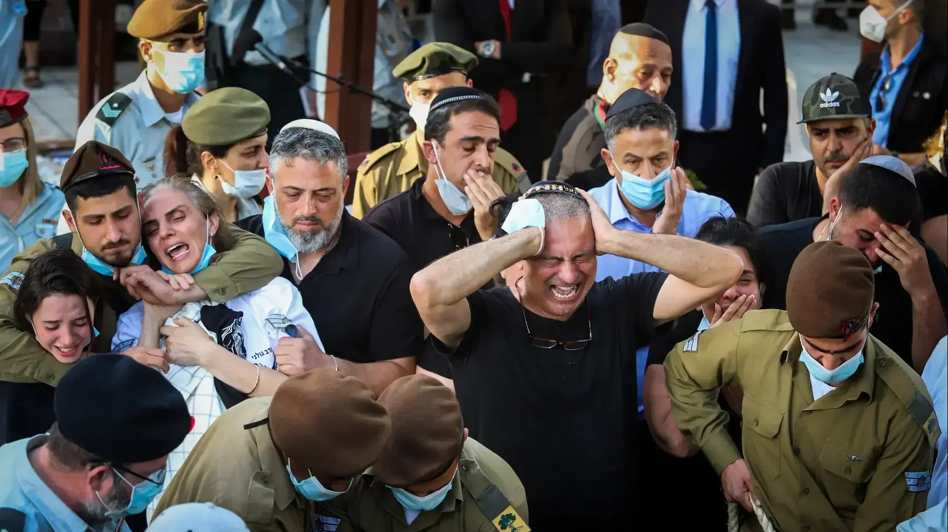 הלוויתו של החייל עמית בן יגאל בבית העלמין באר יעקב 12 במאי 2020 הלוויתו של החייל עמית בן יגאל בבית העלמין באר יעקב 12 במאי 2020