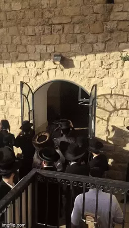 GIF - מאות אנשים פורצים לתוך מתחם הקבר במירון 12 במאי 2020 GIF - מאות אנשים פורצים לתוך מתחם הקבר במירון 12 במאי 2020