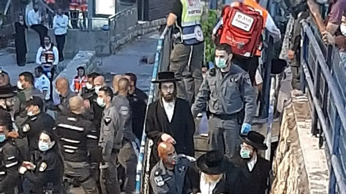 מאות אנשים פורצים לתוך מתחם הקבר במירון 12 במאי 2020 מאות אנשים פורצים לתוך מתחם הקבר במירון 12 במאי 2020
