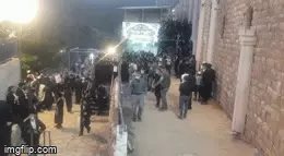 מאות אנשים פורצים לתוך מתחם הקבר במירון 12 במאי 2020 מאות אנשים פורצים לתוך מתחם הקבר במירון 12 במאי 2020