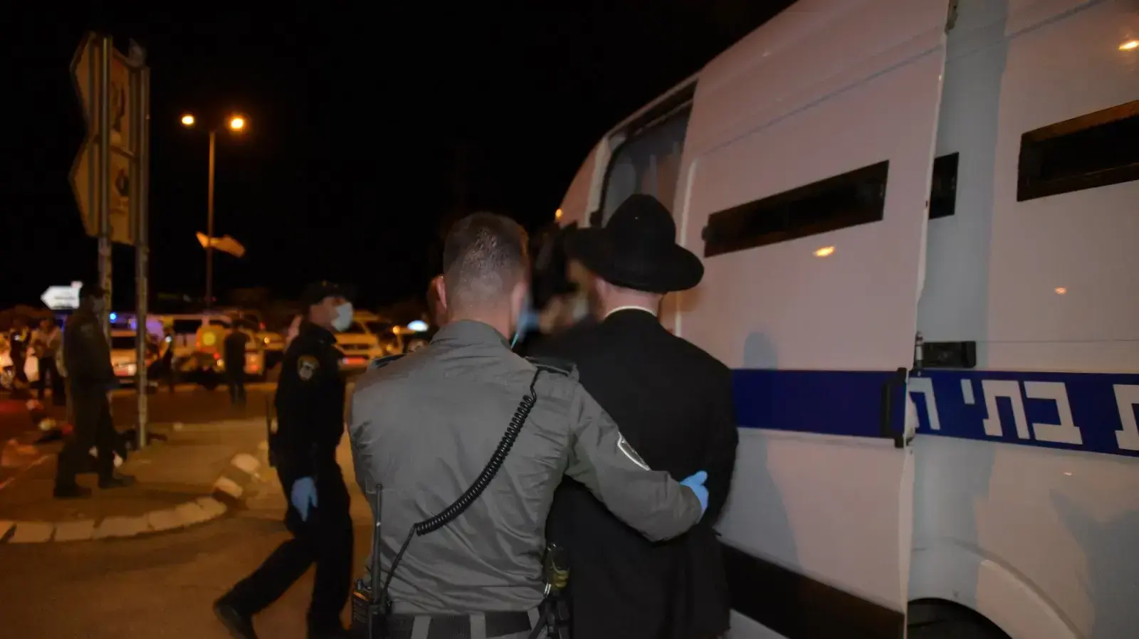 יותר מ-300 נעצרו לאחר שהסתננו למתחם קבר הרשב"י במירון, 12 במאי 2020 יותר מ-300 נעצרו לאחר שהסתננו למתחם קבר הרשב"י במירון, 12 במאי 2020