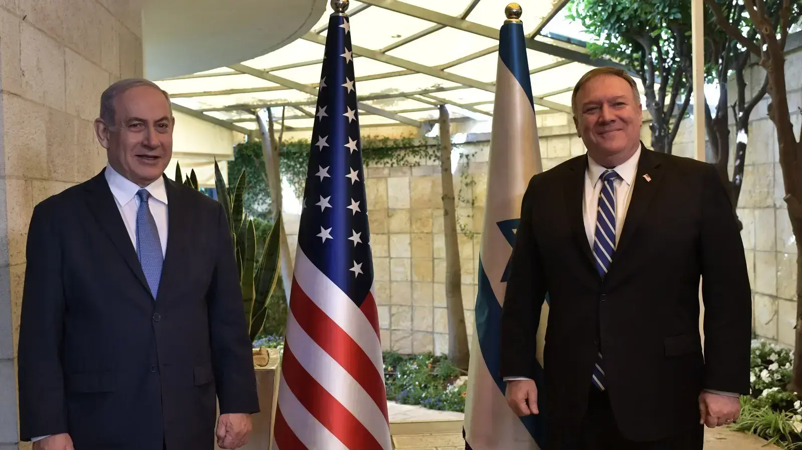 בנימין נתניהו ושר החוץ האמריקאי מייק פומפאו במעון רה"מ בירושלים. 13 במאי 2020 בנימין נתניהו ושר החוץ האמריקאי מייק פומפאו במעון רה"מ בירושלים. 13 במאי 2020