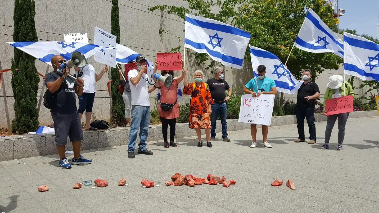 מחאת המשפחות השכולות מול הקריה בת"א 13 במאי 2020
מחאת המשפחות השכולות מול הקריה בת"א 13 במאי 2020