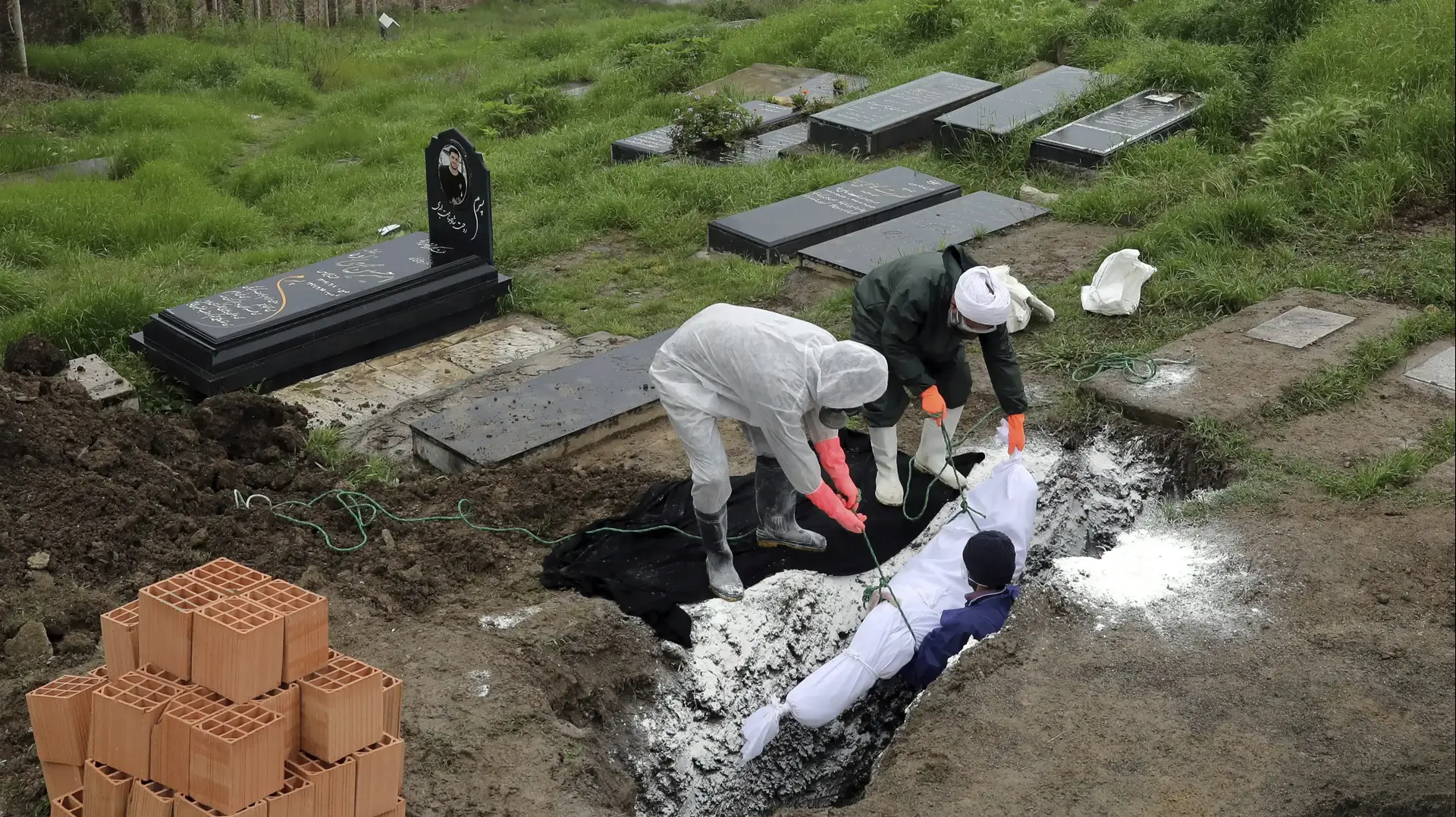 אנשים חובשים ציוד מגן בעת הלוויה של אדם שמת מנגיף הקורונה בעיר בבול, צפון איראן, 30 באפריל 2020 אנשים חובשים ציוד מגן בעת הלוויה של אדם שמת מנגיף הקורונה בעיר בבול, צפון איראן, 30 באפריל 2020