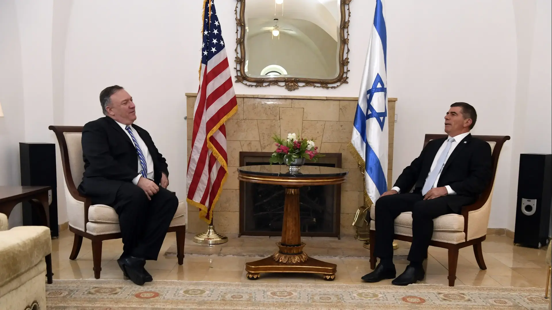 מזכיר המדינה האמריקאי מייק פומפיאו עם גבי אשכנזי, 13 במאי 2020 מזכיר המדינה האמריקאי מייק פומפיאו עם גבי אשכנזי, 13 במאי 2020