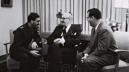 שיחת חולין בין נשיא המדינה חיים ויצמן (במרכז) לסגן אלוף משה פרלמן (משמאל) ואבא אבן, במשרדו בקריה בתל אביב. 1949 שיחת חולין בין נשיא המדינה חיים ויצמן (במרכז) לסגן אלוף משה פרלמן (משמאל) ואבא אבן, במשרדו בקריה בתל אביב. 1949