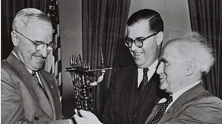 רוה"מ בן גוריון והשגריר באום ובארה"ב, אבא אבן, נותנים לנשיא האמריקאי, הארי טרומן חנוכיה,1951 רוה"מ בן גוריון והשגריר באום ובארה"ב, אבא אבן, נותנים לנשיא האמריקאי, הארי טרומן חנוכיה,1951