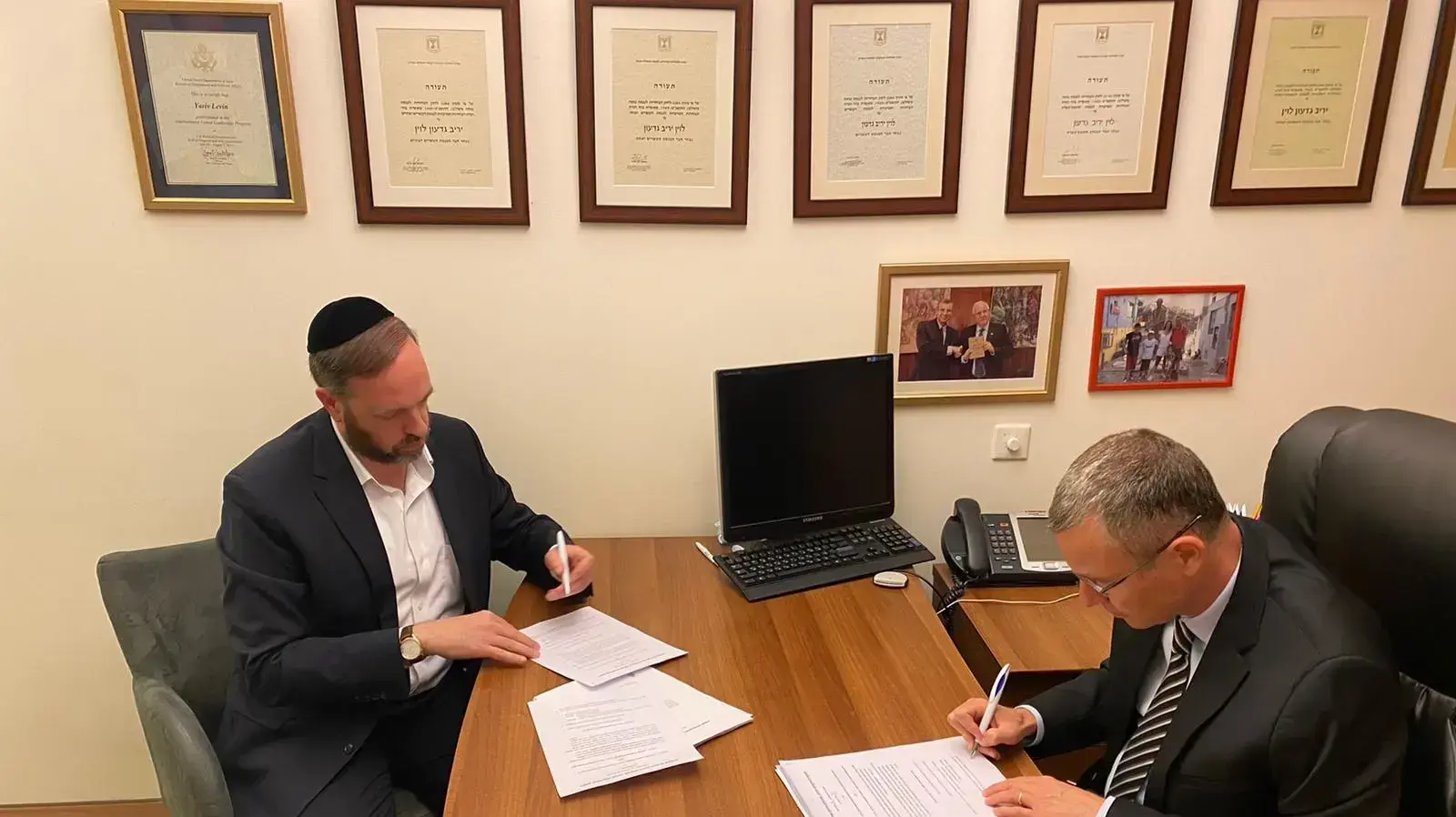 השר יריב לוין , מנהל המו"מ מטעם הליכוד והשר לשעבר אריאל אטיאס, מנהל המו"מ מטעם ש"ס חותמים על הסכם קואליציוני, 13 במאי 2020 השר יריב לוין , מנהל המו"מ מטעם הליכוד והשר לשעבר אריאל אטיאס, מנהל המו"מ מטעם ש"ס חותמים על הסכם קואליציוני, 13 במאי 2020