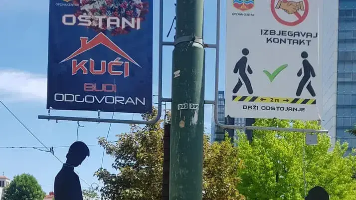 צלליות תלויות בעיר סראייבו, בוסניה, במחאה על אירוע לזכר האוסטאשה צלליות תלויות בעיר סראייבו, בוסניה, במחאה על אירוע לזכר האוסטאשה