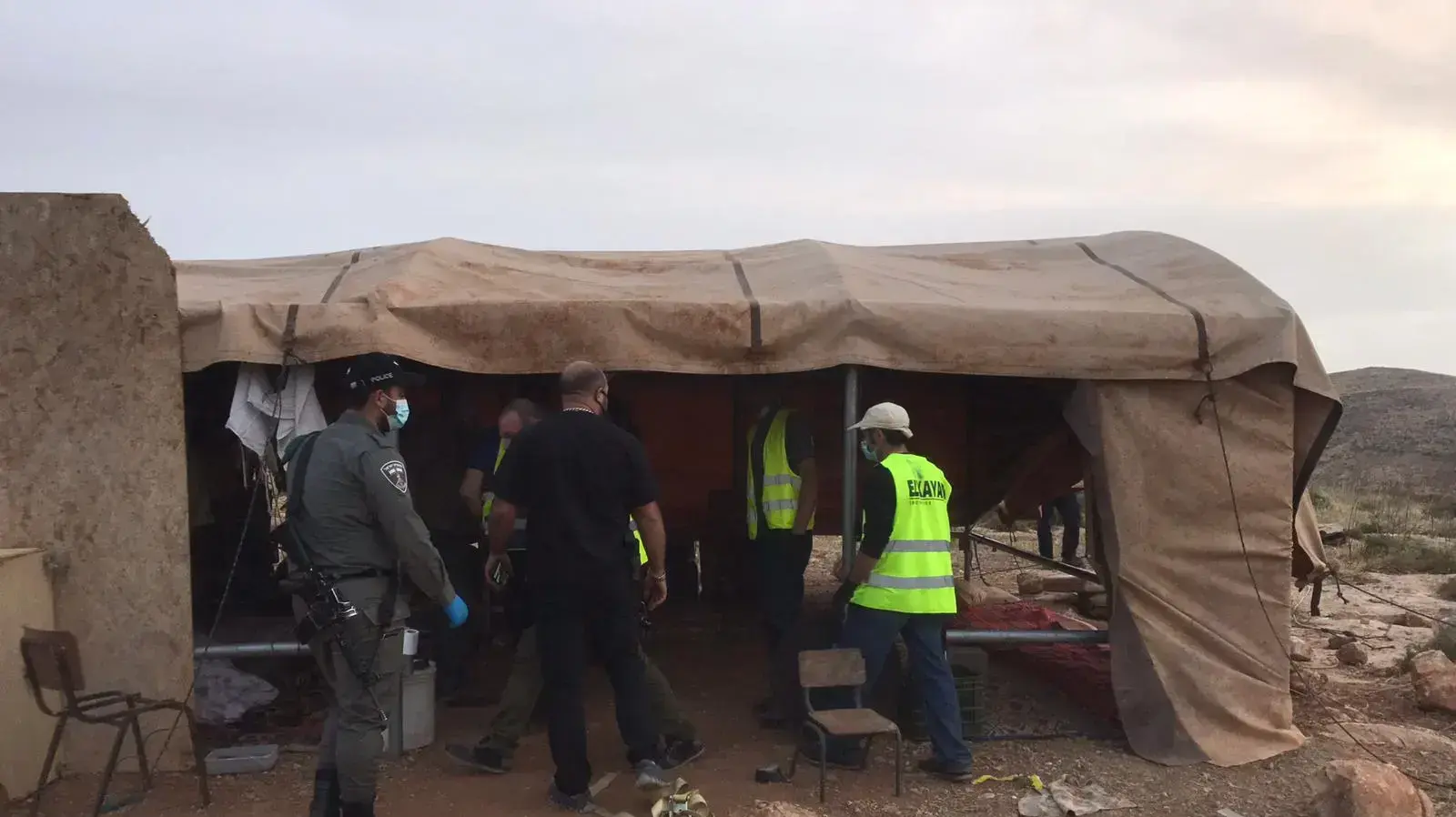 עצור בעת פינוי מאהל לא חוקי בהתנחלות רימונים שבבנימין, לאחר שלפי מג"ב השליך כוורת לעבר הכוחות, 14 במאי 2020