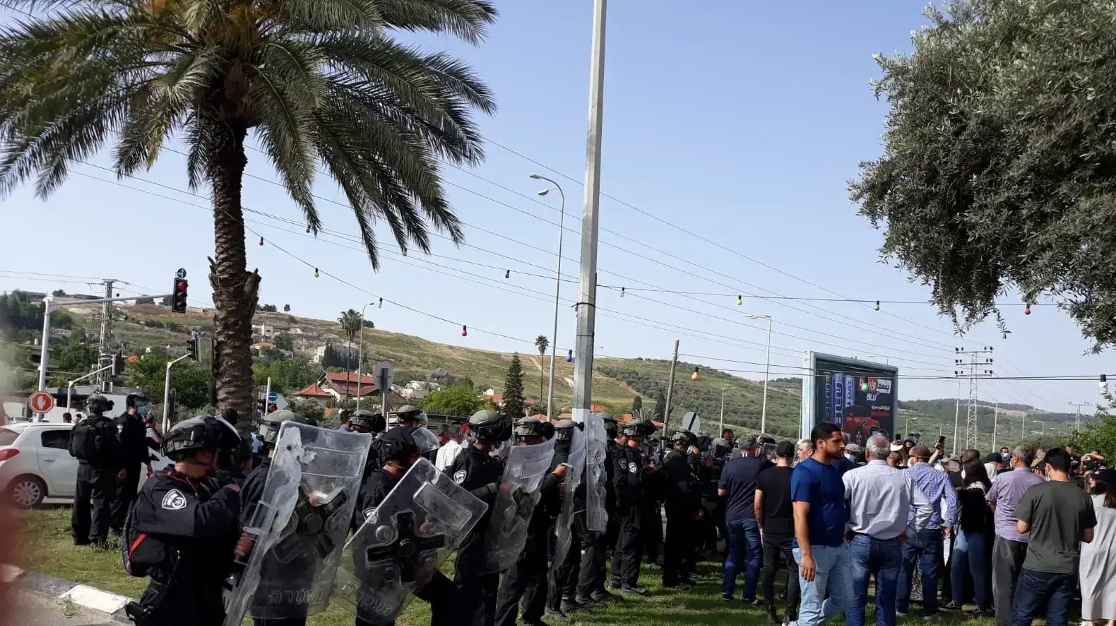 מפגינים בכניסה לערערה, במחאה על הירי הקטלני בבית החולים תל השומר בו מאבטח הרג למוות צעיר מכפר עארה שהגיע לטיפול, לטענתם לאחר שתקף מאבטח בסכין , 14 במאי 2002 מפגינים בכניסה לערערה, במחאה על הירי הקטלני בבית החולים תל השומר בו מאבטח הרג למוות צעיר מכפר עארה שהגיע לטיפול, לטענתם לאחר שתקף מאבטח בסכין , 14 במאי 2002