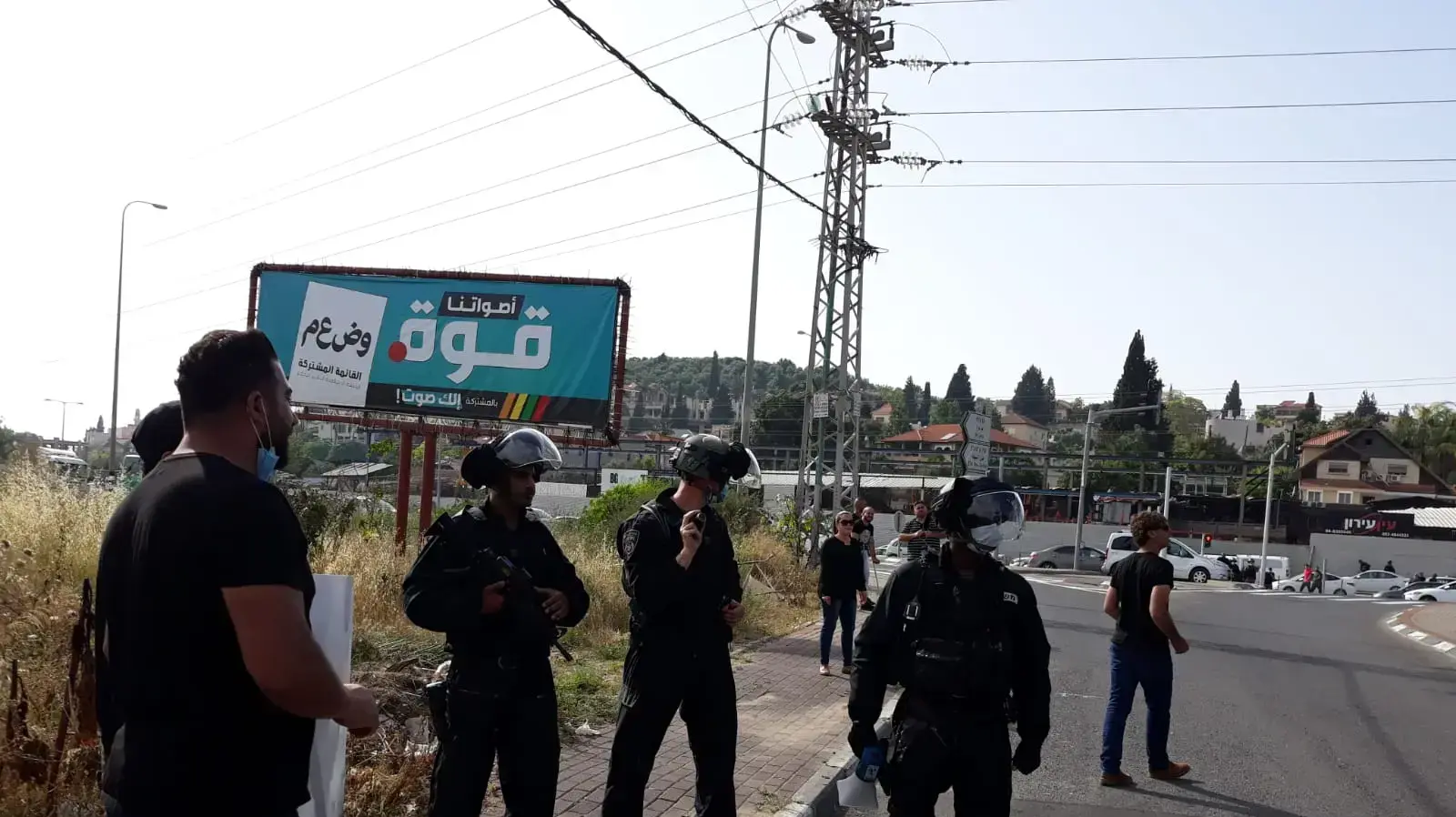 מפגינים בכניסה לערערה, במחאה על הירי הקטלני בבית החולים תל השומר בו מאבטח הרג למוות צעיר מכפר עארה שהגיע לטיפול, לטענתם לאחר שתקף מאבטח בסכין , 14  במאי 2002