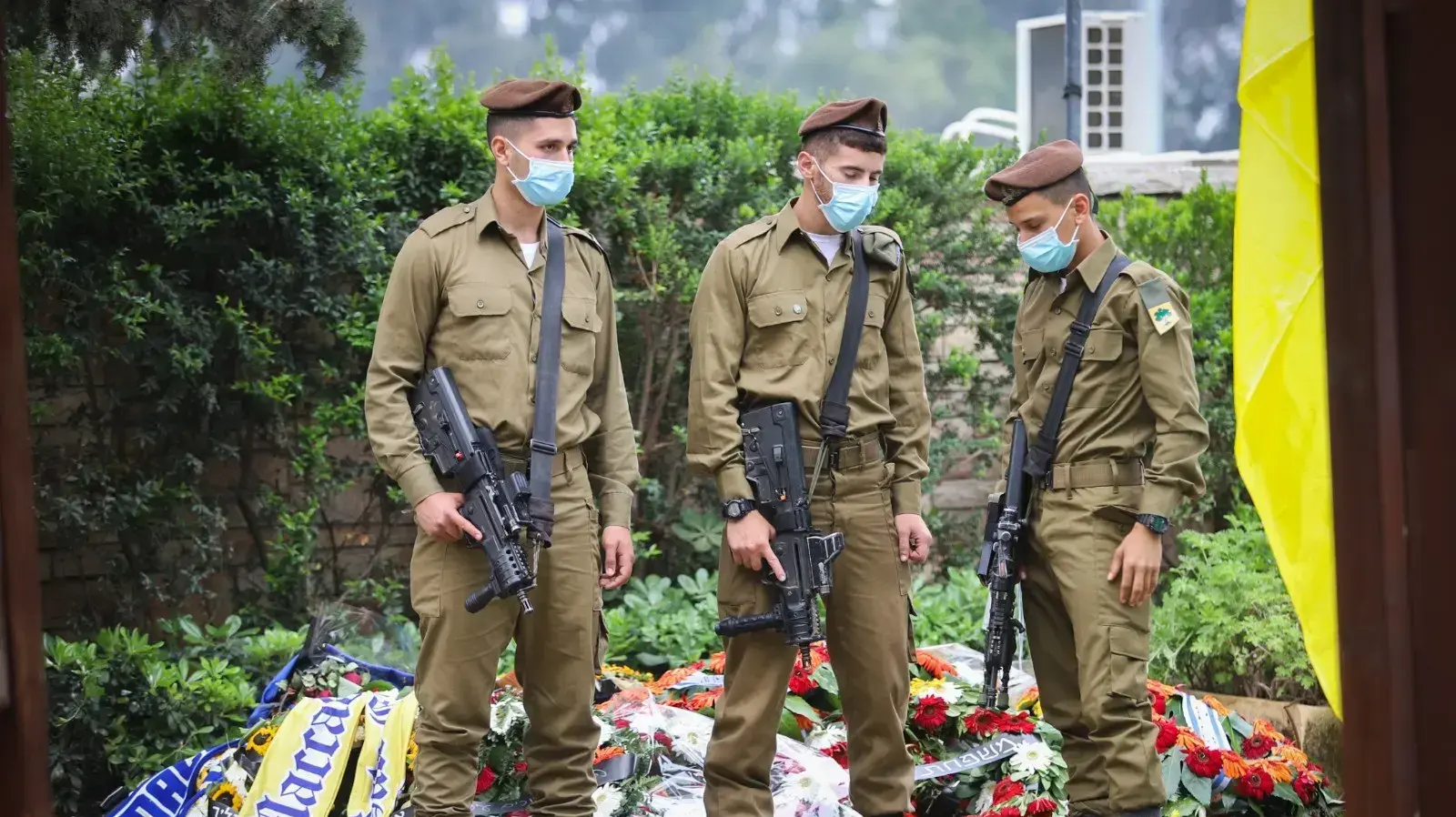 חיילי גולני מאבטחים את קברו של החייל עמית בן יגאל, שנהרג מאבן שהושלכה לעברו בכפר יעבד בשומרון, שבו התגלו סימני חפירה בבית העלמין בבאר יעקב. 15 במאי 2020