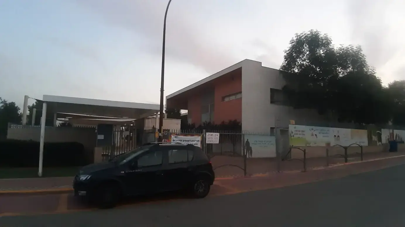 בית הספר נבון ברחובות, שנסגר בעקבות הידבקות מורה בקורונה. 15 במאי 2020 בית הספר נבון ברחובות, שנסגר בעקבות הידבקות מורה בקורונה. 15 במאי 2020