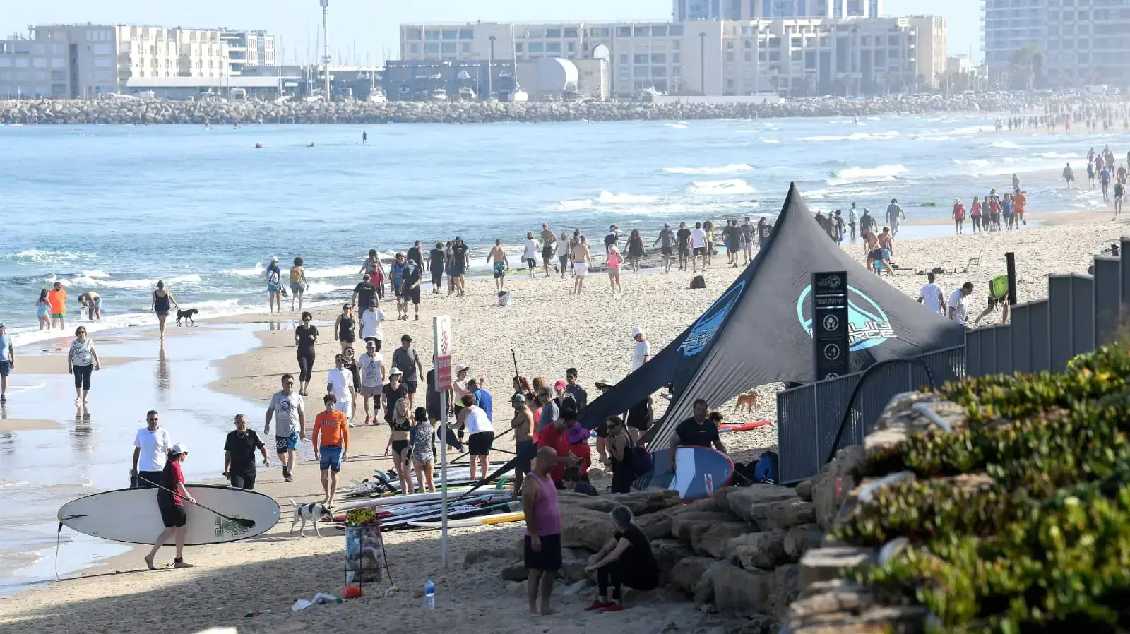תושבים רבים בחוף מנדרין בתל אביב. 16 במאי 2020 תושבים רבים בחוף מנדרין בתל אביב. 16 במאי 2020