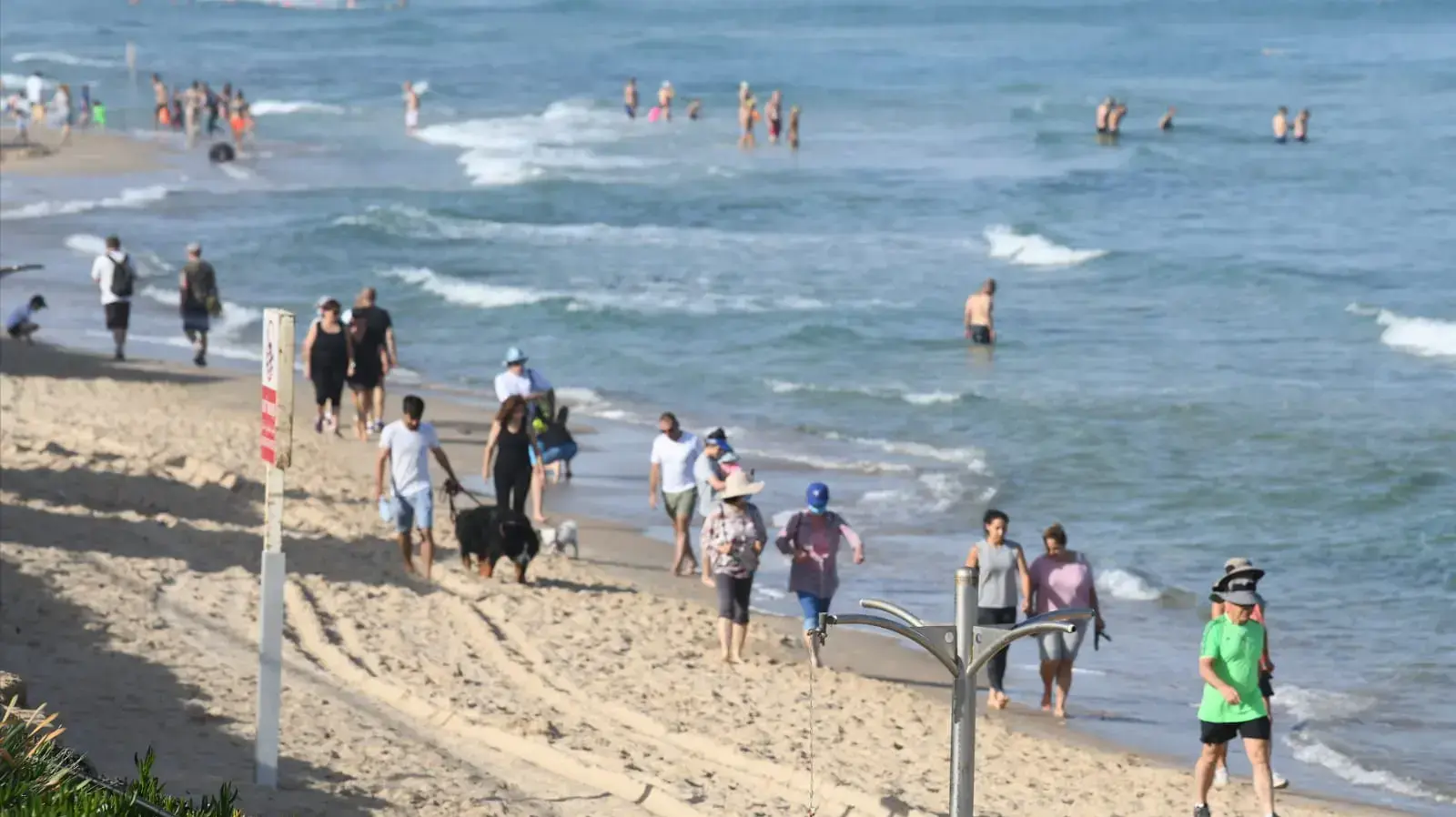 תושבים רבים בחוף מנדרין בתל אביב. 16 במאי 2020 תושבים רבים בחוף מנדרין בתל אביב. 16 במאי 2020