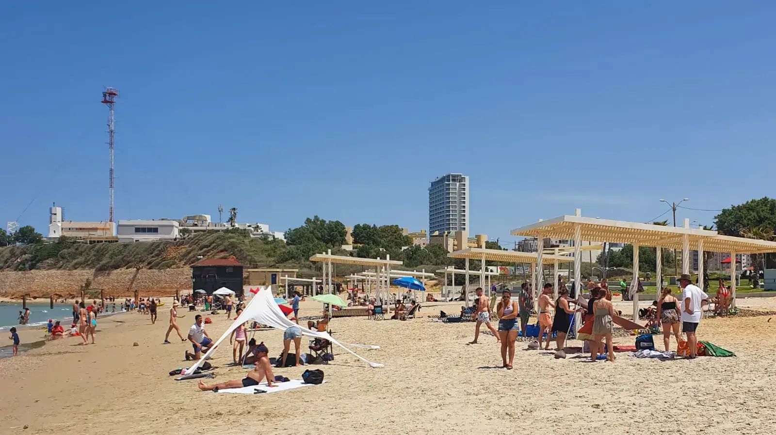 מתרחצים בחוף הים גבעת אולגה. 28 במאי 2020 מתרחצים בחוף הים גבעת אולגה. 28 במאי 2020