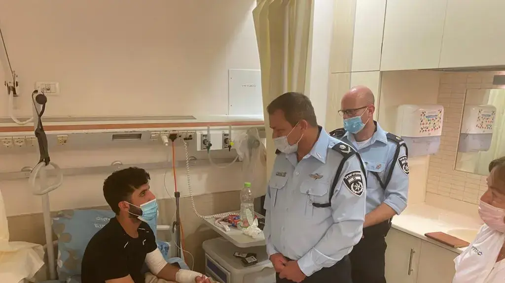 מ"מ המפכ"ל מוטי כהן מבקר בלש שנפצע בפעילות מבצעית בטירה מ"מ המפכ"ל מוטי כהן מבקר בלש שנפצע בפעילות מבצעית בטירה