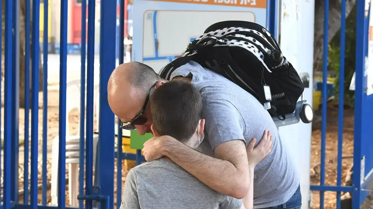 חזרה לשגרה - תלמידים חוזרים ללימודים, בית ספר שמעוני בגבעתיים, 17 במאי 2020 חזרה לשגרה - תלמידים חוזרים ללימודים, בית ספר שמעוני בגבעתיים, 17 במאי 2020